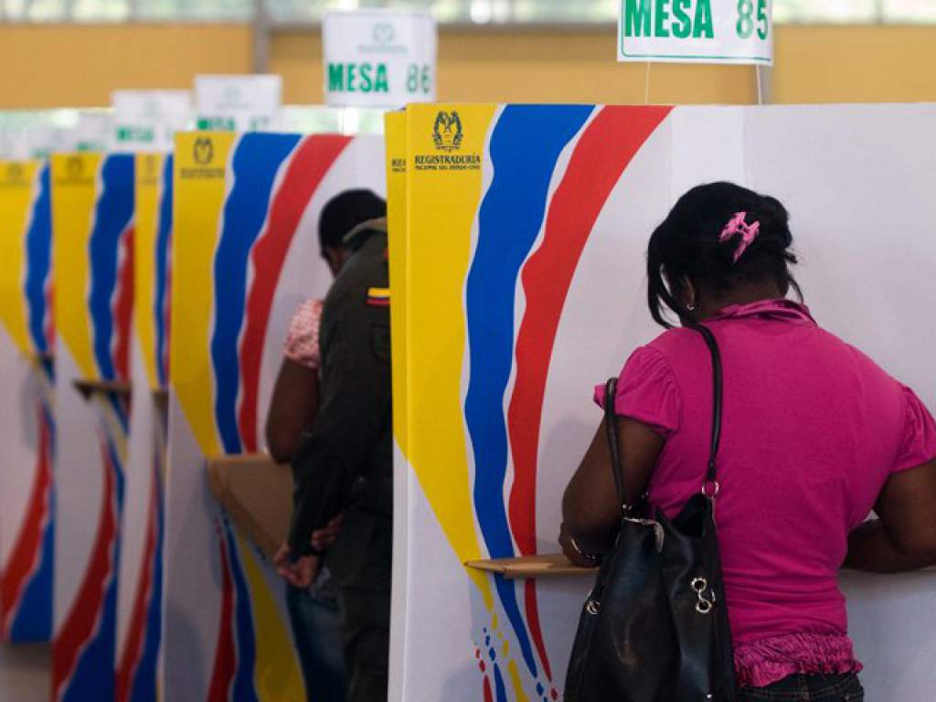 Colombianos votando en el plebiscito de la paz