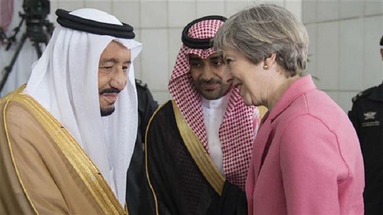 Theresa May con el rey Salman de Arabia Saudí