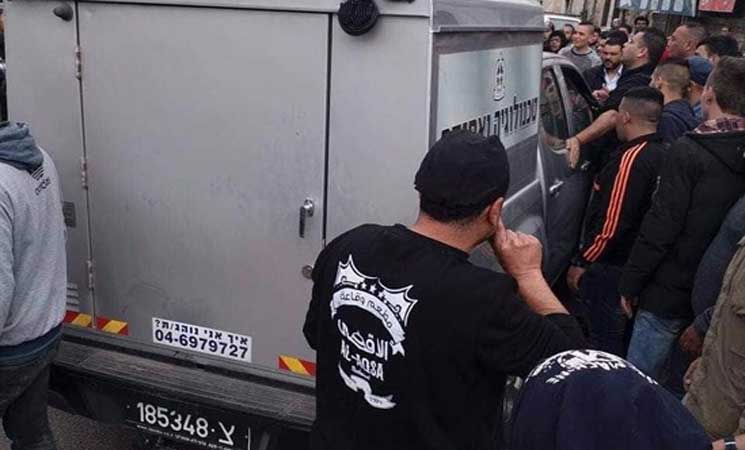 Manifestantes palestinos atacan vehículo militar israelí en Yenin