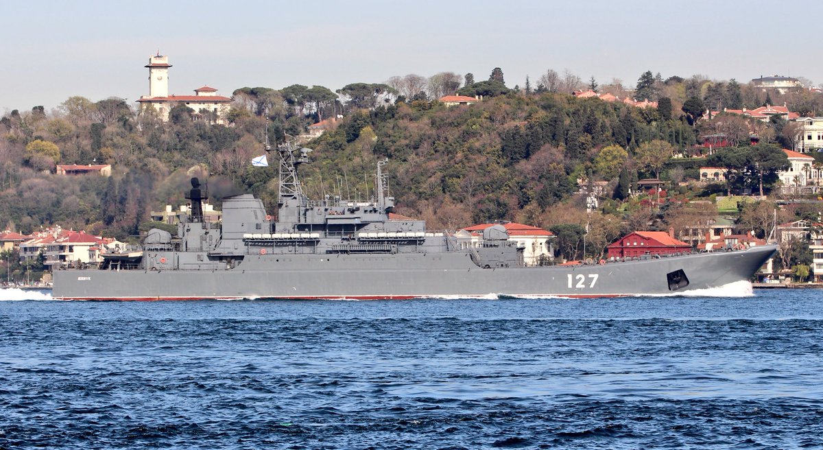 El buque ruso Minsk con rumbo a Siria a su paso por el Bósforo