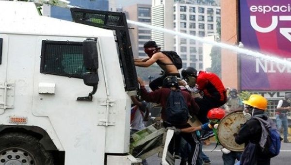 Grupos de opositores crean disturbios en Caracas