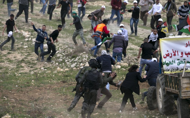 Palestinian demonstrators clash with Israel forces following a protest to mark land day in village of Madama, south of Nablus, on March 30, 2017 in the Israeli occupied West Bank.
Land Day marks the killing of six Arab Israelis during 1976 demonstrations against Israeli confiscations of Arab land. / AFP PHOTO / JAAFAR ASHTIYEH