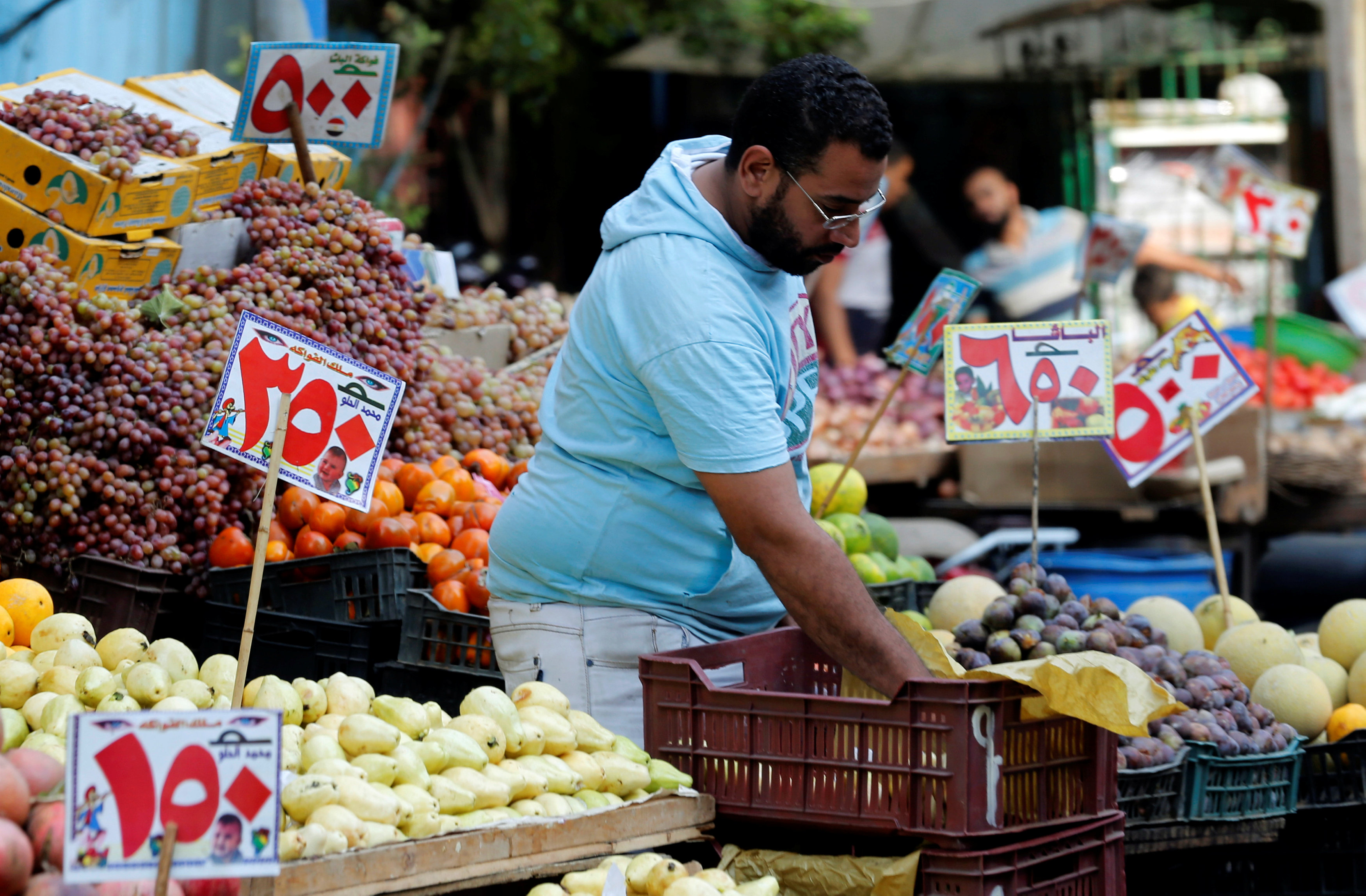 A vendor waits for customers at a market in Abbdien square in Cairo, Egypt October 20, 2016. Picture taken October 20, 2016. REUTERS/Amr Abdallah Dalsh