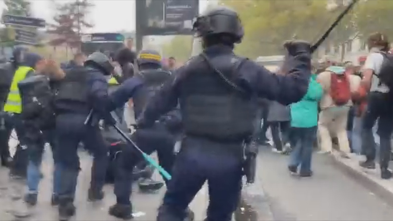 Policía francesa ataca a manifestantes