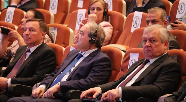 Faisal Miqdad (centro) y Alexander Lavrentiev (derecha)