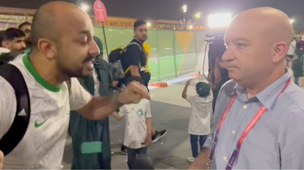 Aficionado qatarí increpa a un reportero israelí