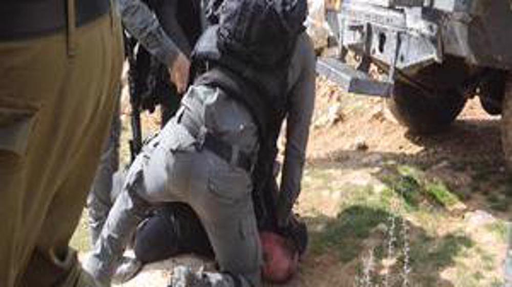 soldados-israelies-deteniendo-palestino