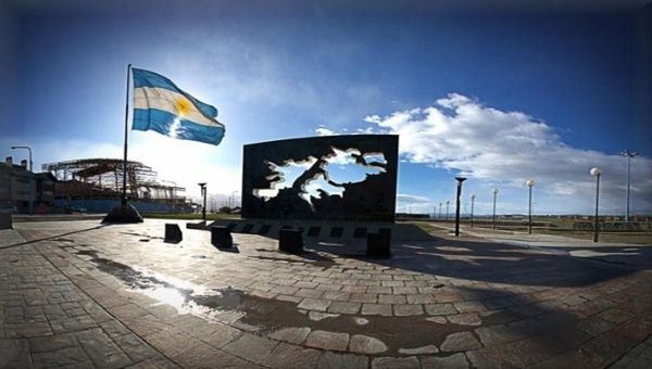 bandera-argentina-monumento-malvinas