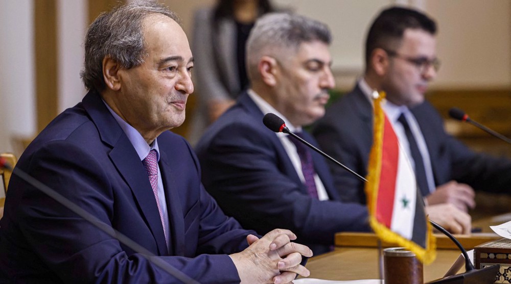 Faisal al-Miqdad (izda.)