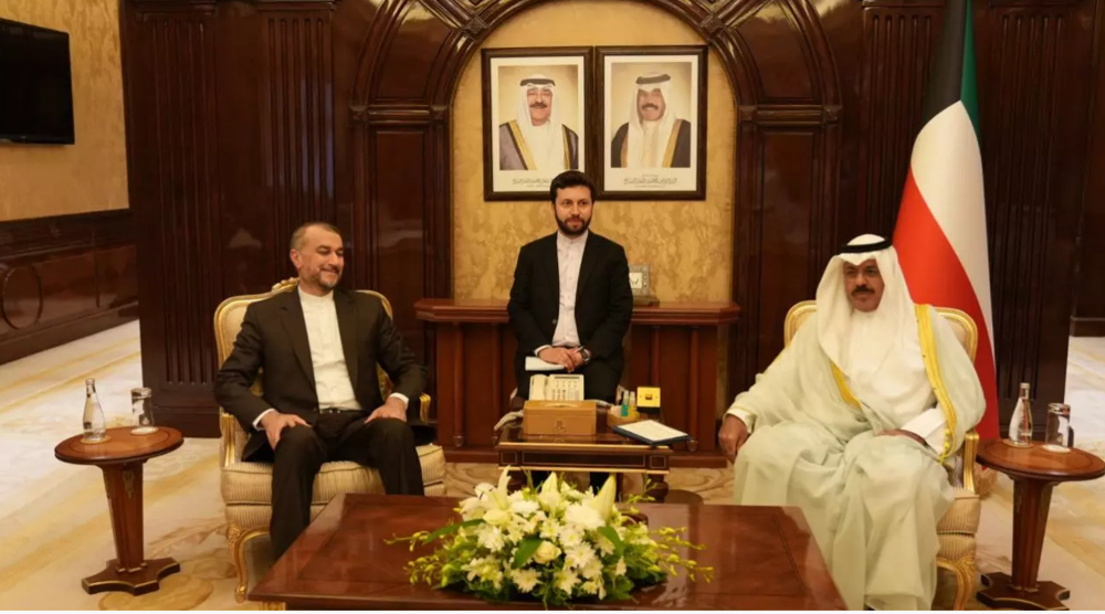 Amir-Abdollahian con el primer ministro de Kuwait, Ahmad Nawaf al Ahmad Al Sabah