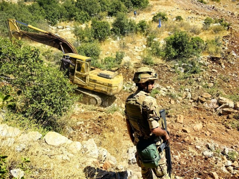 soldado-libanes-excavadora-frontera