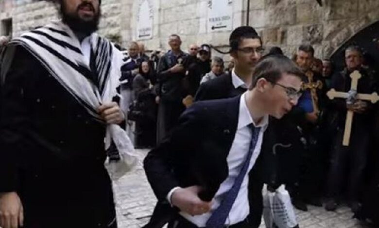 Colono judío escupe a peregrinos cristianos en Jerusalén
