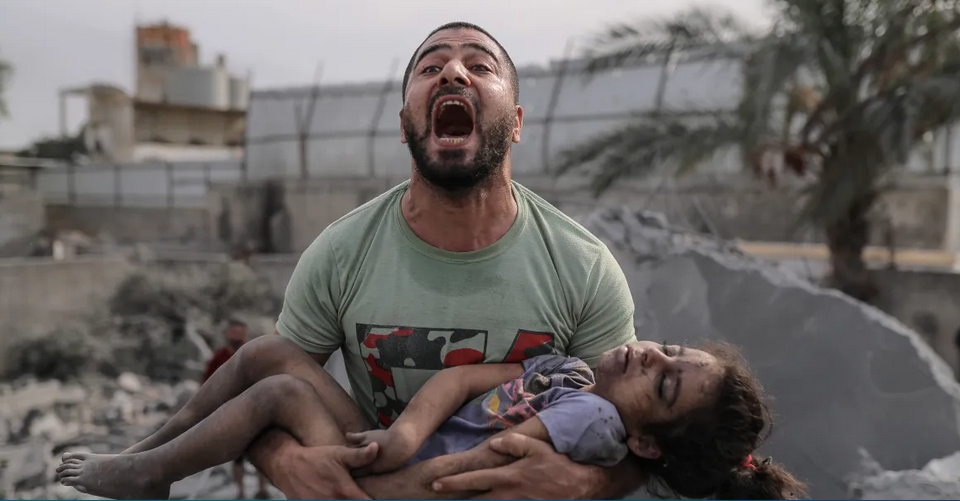 Padre palestino sostiene en sus brazos a una niña muerta en un bombardeo israelí en Gaza