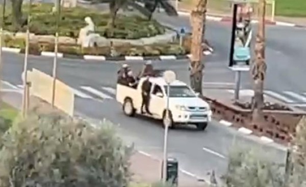 Vehículo con combatientes palestinos en una ciudad de los territorios ocupados