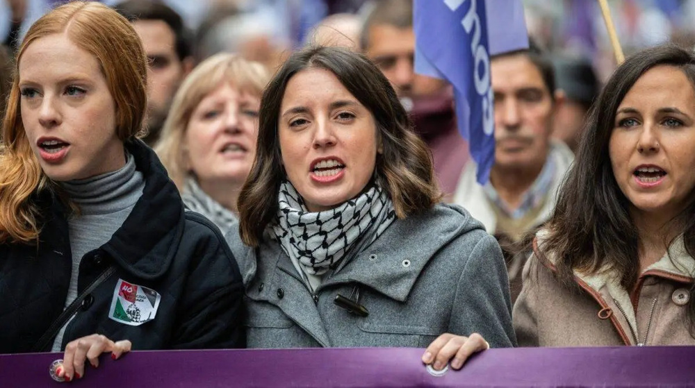 Ministra de Igualdad de España, Irene Montero (centro), y ministra de Derechos Sociales, Ione Belarra (izda.)
