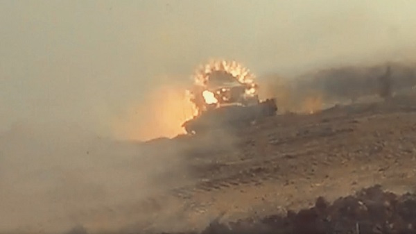 Tanque israelí explota al ser alcanzado por un misil en Gaza