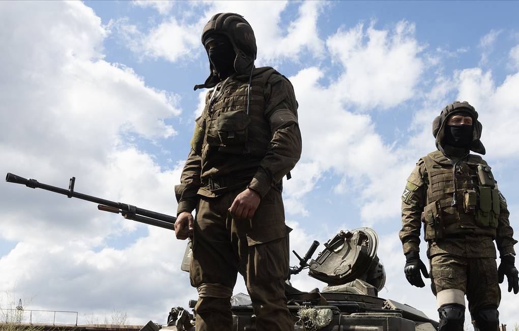 soldados-rusos-sobre-tanque