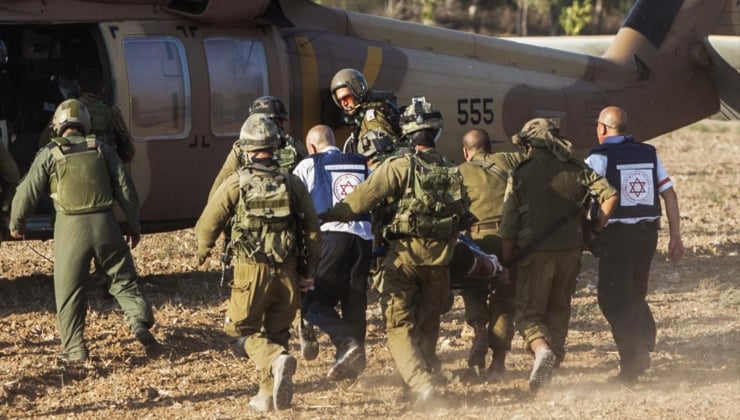 israelies-evacuan-herido-helicoptero