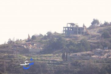 Las excavadoras sionistas llevan a cabo la demolición de edificios civiles en la ciudad de Odeissah, cerca del asentamiento de Miskav Am