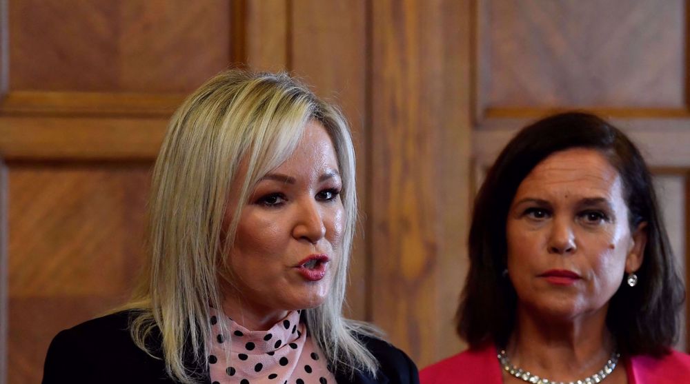 La vicelíder del Sinn Fein, Michelle O'Neill, habla junto a la presidenta del Sinn Fein, Mary Lou McDonald