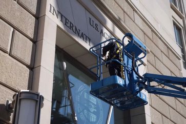 Empleados quitan el signo de la USAID en Washington DC