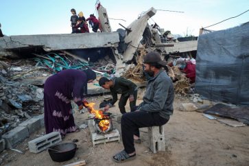 Familia musulmana prepara el iftar en Gaza