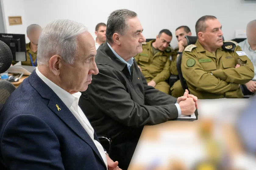 El primer ministro israelí, Benjamin Netanyahu, el ministro de Guerra, Israel Katz, y el jefe del Estado Mayor del Ejército de Ocupación, Eyal Zamir