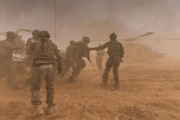 Soldados israelíes evacúan a un herido en Gaza