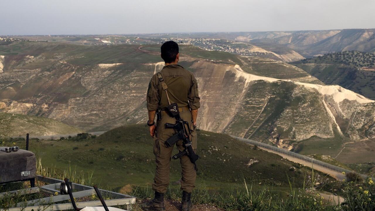 Un soldado israelí se encuentra en un puesto de observación en los Altos del Golán ocupados por "Israel" con vistas al sur de Siria, el 25 de marzo de 2025. AFP - JALAA MAREY