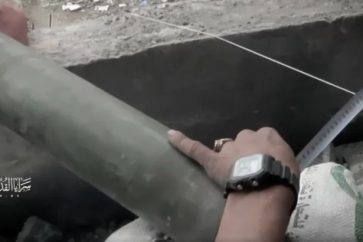 Las Brigadas Al-Quds preparan un misil contra las fuerzas de ocupación israelí en Gaza