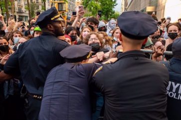 forcejeo-manifestantes-policias-columbia