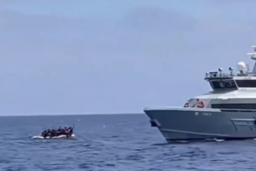 Barco Madleen rescata a un grupo de inmigrantes en el mar