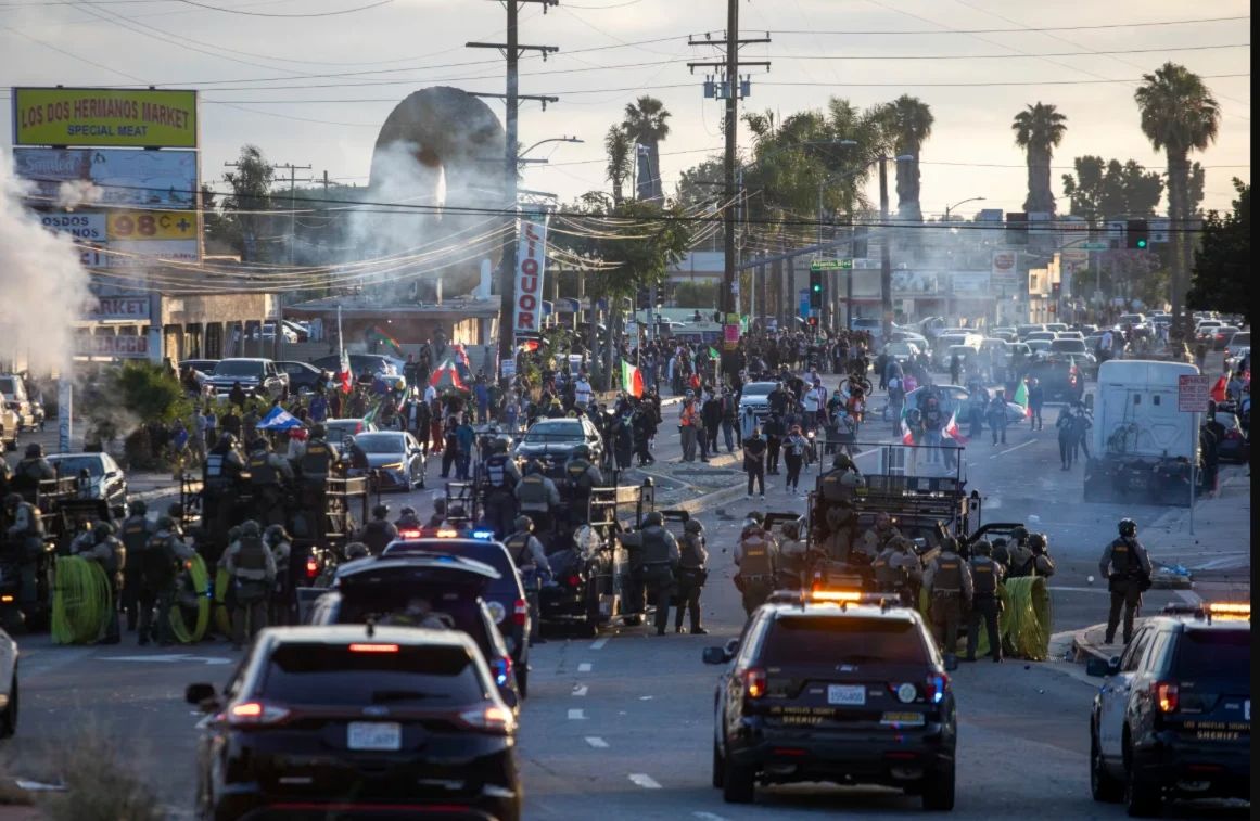 choques-manifestantes-policias-los-angeles
