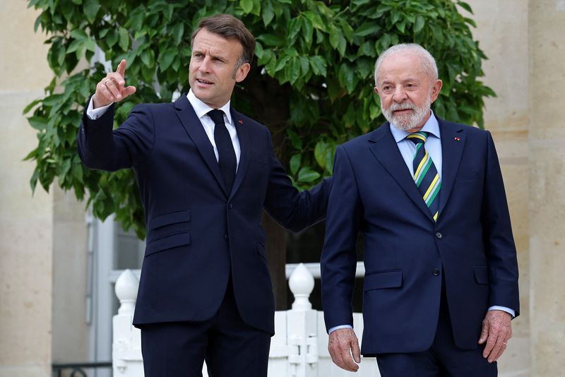 Le président français Emmanuel Macron et le président brésilien Luiz Inacio Lula da Silva marchent après une conférence de presse au Palais de l'Élysée à Paris, France. /Photo prise le 5 juin 2025/REUTERS/Pool/Christophe Petit Tesson