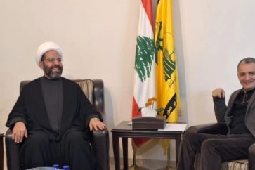 e del Comité Ejecutivo de Amal, Mustafa Al-Fouani,(dcha.) y vicepresidente del Consejo Ejecutivo de Hezbolá, Ali Damoush