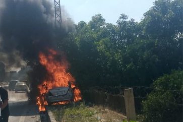 Un automóvil estalla en llamas tras ser alcanzado por un dron israelí cerca de la ciudad sureña de Abbassiyeh (20 de junio de 2025)
