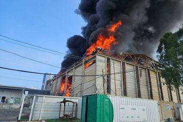 fuego-almacen-cerca-sitio-aman