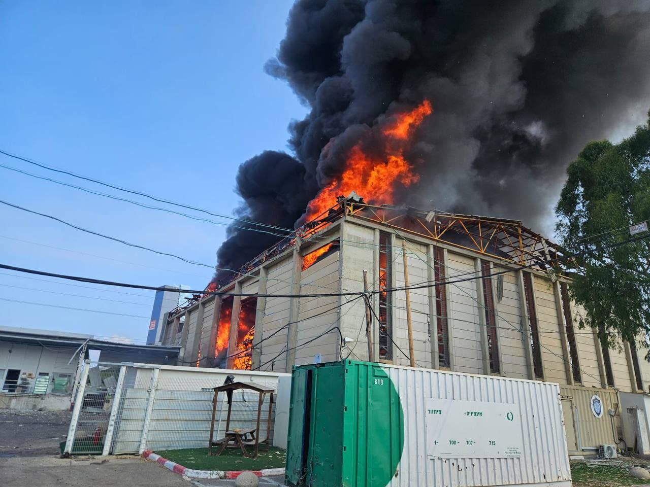 fuego-almacen-cerca-sitio-aman