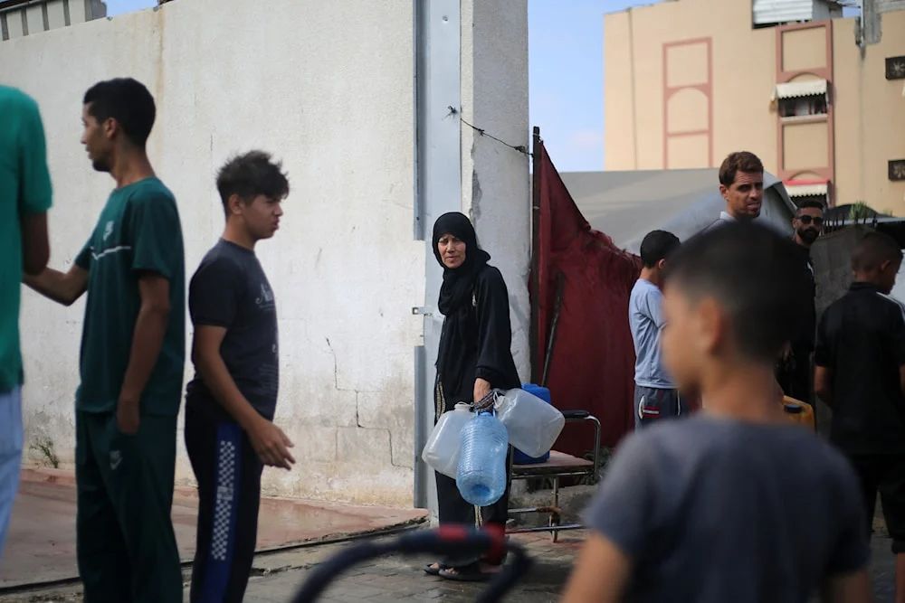 palestinos-desplazados-gaza-recogen-agua