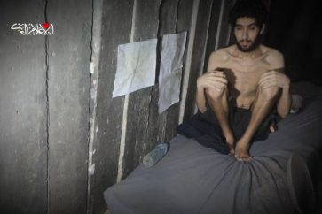 Una captura de pantalla de un vídeo publicado por Hamas que muestra cuán delgados se han vuelto los cautivos israelíes debido al bloqueo israelí en Gaza