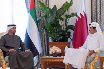 El emir de Qatar, Sheij Tamim bin Hamad Al Thani (derecha), con el presidente de los EAU Sheij Mohamed bin Zayed Al Nahyan