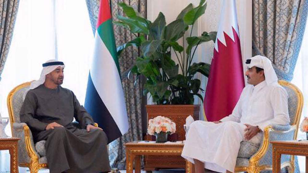 El emir de Qatar, Sheij Tamim bin Hamad Al Thani (derecha), con el presidente de los EAU Sheij Mohamed bin Zayed Al Nahyan