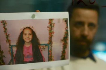 Actor Motaz Malhees, con una foto de Hind Rajab