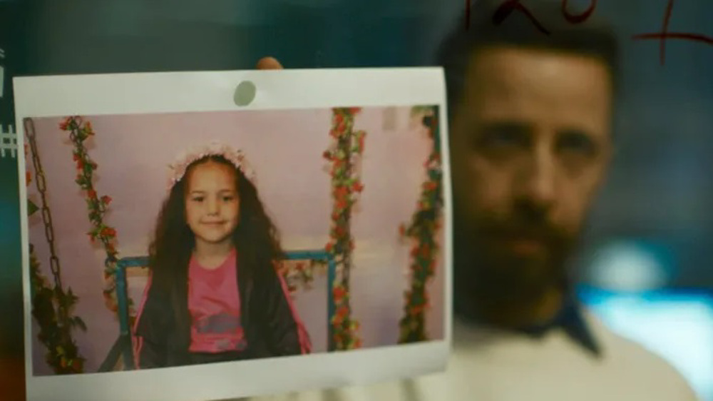 Actor Motaz Malhees, con una foto de Hind Rajab