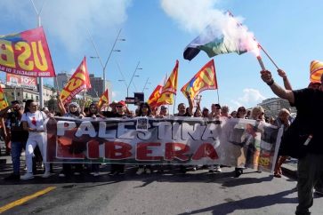 Estibadores en el puerto de Nápoles se manifiestan contra el asalto a la flotilla de Gaza