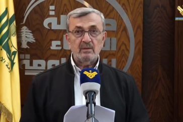 El diputado Hasan Ezzeddine, miembro del bloque "Lealtad a la Resistencia", lee la declaración