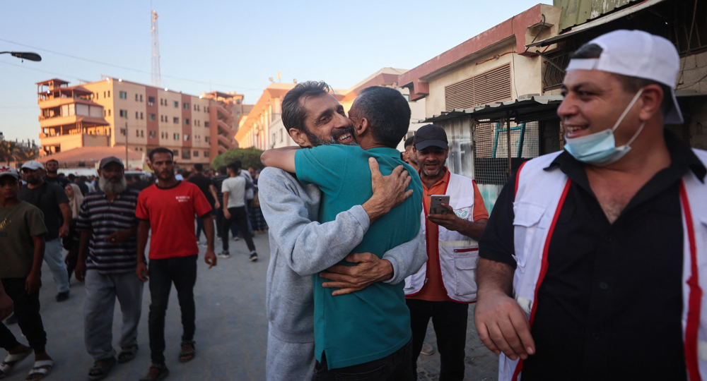 Director del Hospital Al-Awda, Ahmed Mhanna, recibido en Gaza tras su liberación