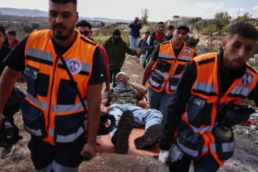 Equipos de rescate palestinos evacúan herido cerca de la prisión de Ofer