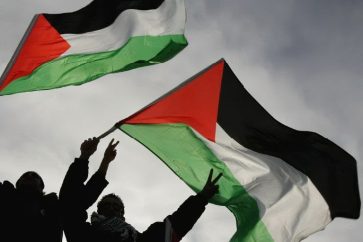 hombres-banderas-palestinas