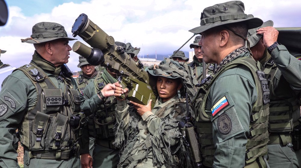 Ministro de Defensa de Venezuela, Vladimir Padrino (derecha) junto con militares venezolanos